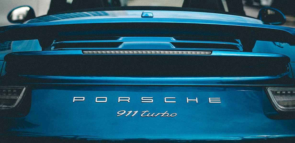Porsche 911 Turbo von hinten in Blau Bild von Andras Vas on Unsplash